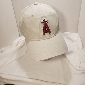 New Era 9Twenty Los Angeles Ball Cap Silver Metallic Halo Buckle Ajustable Strap